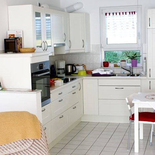 Bild: © WIEDERAUFBAU Beispiel einer Wohnküche mit hellen Bodenfliesen und Fenster im Betreuten Wohnen Cremlingen.