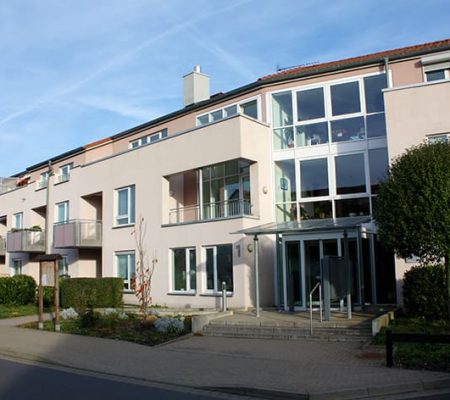 Bild: © WIEDERAUFBAU Außenansicht des mehrstöckigen Betreuten Wohnen Steiferlingen 1 in Cremlingen.