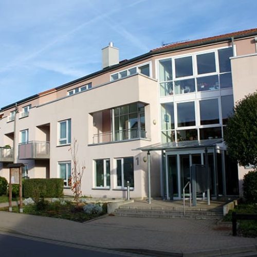 Bild: © WIEDERAUFBAU Außenansicht des mehrstöckigen Betreuten Wohnen Steiferlingen 1 in Cremlingen.