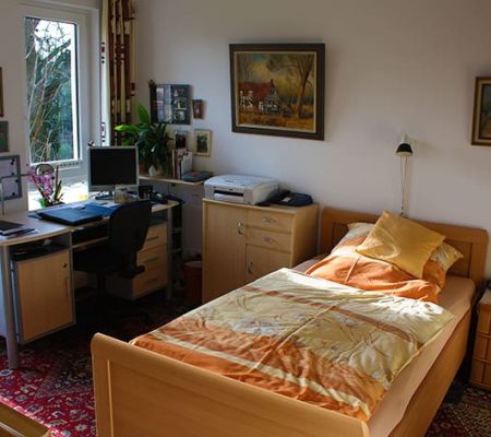 Bild: © WIEDERAUFBAU Beispiel eines Schlafzimmers mit Fenster im Betreuten Wohnen Querum.