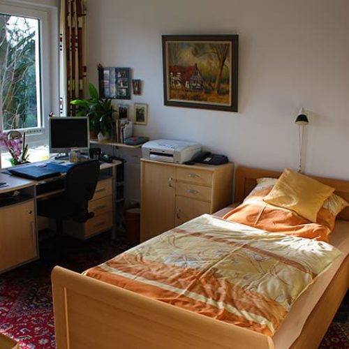 Bild: © WIEDERAUFBAU Beispiel eines Schlafzimmers mit Fenster im Betreuten Wohnen Querum.