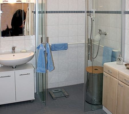 Bild: © WEDERAUFBAU Beispiel Badezimmer mit bodengleicher Dusche im Betreuten Wohnen Juliusstraße.