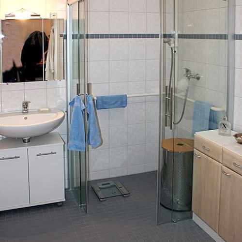 Bild: © WEDERAUFBAU Beispiel Badezimmer mit bodengleicher Dusche im Betreuten Wohnen Juliusstraße.