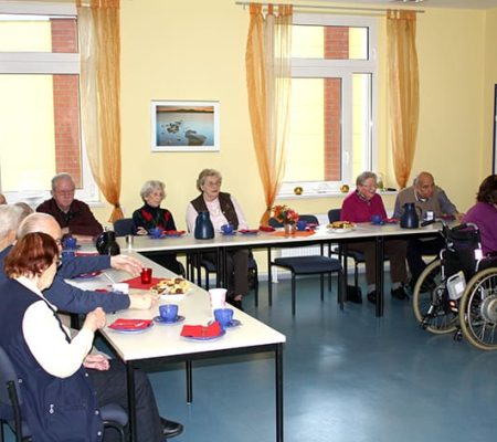 Bild: © WEDERAUFBAU Eine Veranstaltung im Gemeinschaftsraum des Betreuten Wohnen Juliusstraße.