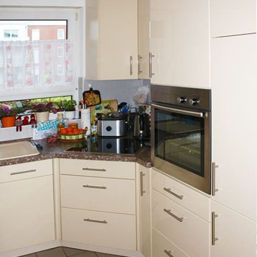 Bild: © WIEDERAUFBAU Beispiel einer Küche mit Fenster und grauen Bodenfliesen im Betreuten Wohnen Volkmarode.