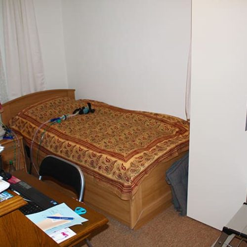 Bild: © WIEDERAUFBAU Beispiel eines Schlafzimmers mit Fenster und Teppichboden im Betreuten Wohnen Volkmarode.