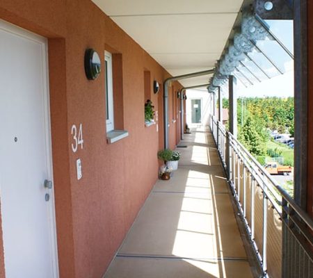 Bild: © WEDERAUFBAU Ein Laubengang mit Wohnungstüren des Betreuten Wohnen in Broitzem.